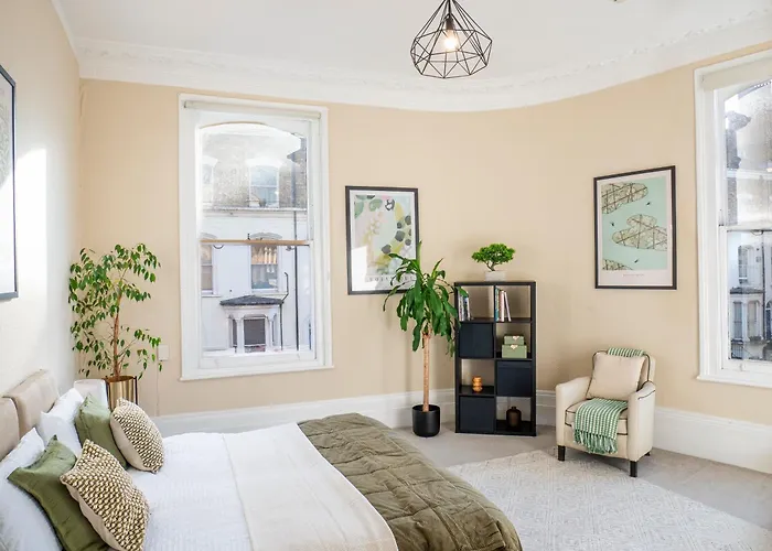 London Bright Spacious Apartments Central Location!