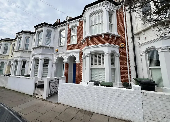 Fulham Spacious 4Bd Home | Parking & Garden | Wifi