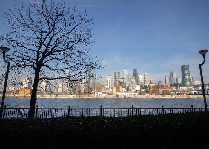 Londwell, Canary Wharf Riverfront Chic