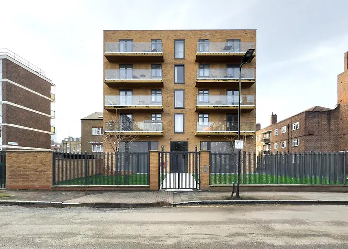 2 Bedroom, 2 Bathroom Apartment With Balcony In Hoxton, Zone 1, Sleeps 6