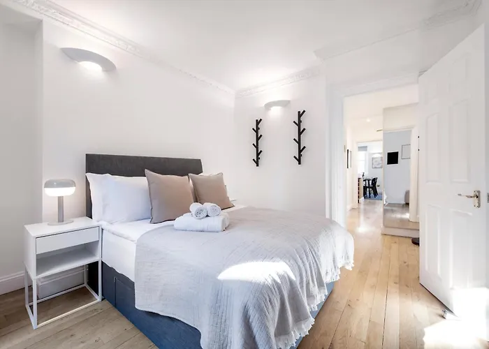 2 Bedr, 3 Beds, 1 Bath Thames, Trafalgar Sq