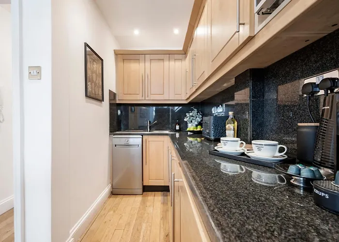 2 Bedr, 3 Beds, 1 Bath Thames, Trafalgar Sq London