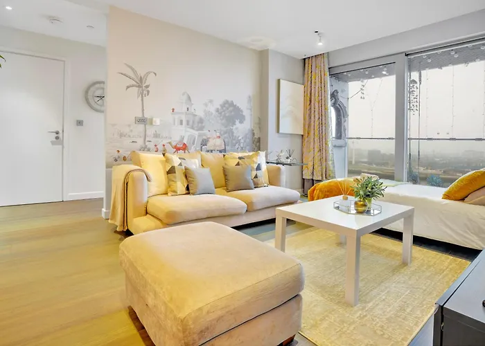 Trendy 3-Bed, 2-Bath - O2 London Escape - Your Ideal Stay