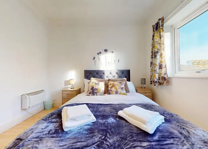 Cosy Bay Near Tower Bridge