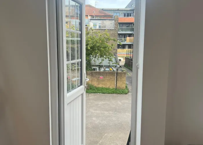 Spacious Battersea Rooms And Apartments London