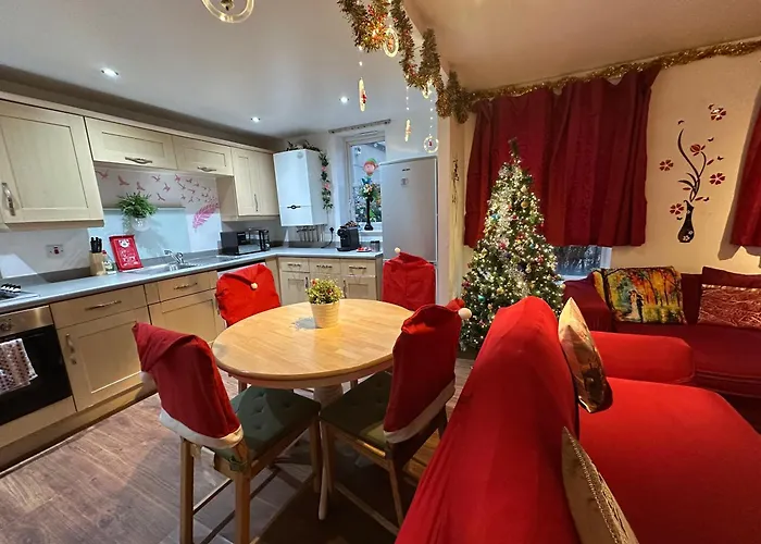 London 2 Double Bedrooms 2 Bathrooms Holiday Home - Parking Skysports, Netflix - 2 - 3 Minutes Walk To The Train Station - 19Min To London Liverpool Street Fast Internet Ground Floor 100S Of Shops Restaurants Bakeries 24-Hour Asda Superstore, Major H