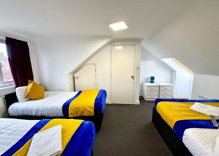 London 3 Bedrooms 3 Bathrooms Spacious House, Reception, Kitchen, Garden, Parking