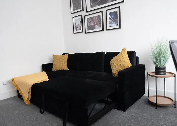 Bright 2-Bed Flat With Skylight Attic Room