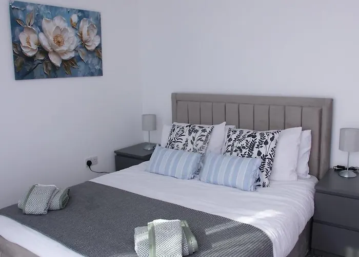 Stylish 4 Bd Ft Ldn Parking Apartment London