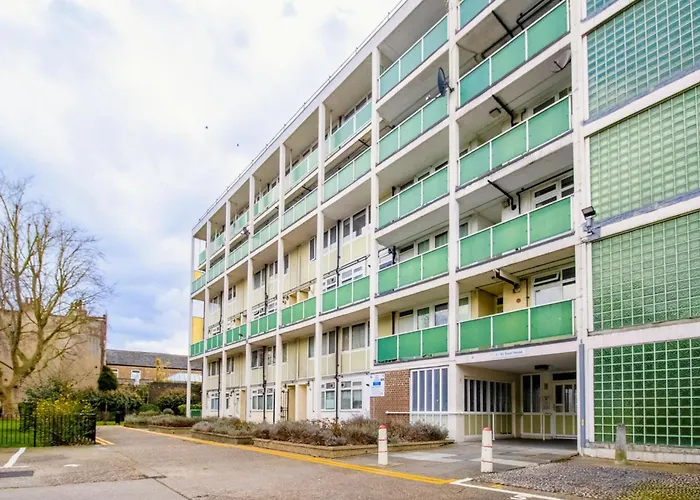 Modern 2Br With Balcony & City Views Near Dlr