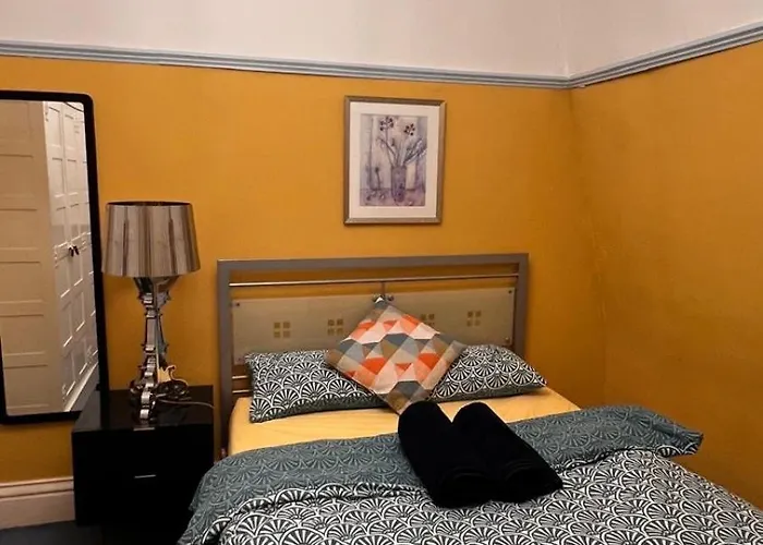 Stylish And Comfortable Double Bedroom In Mayfair