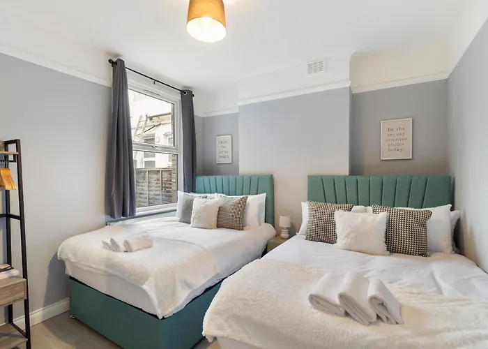 Bright & Spacious London Flat - Sleeps 9