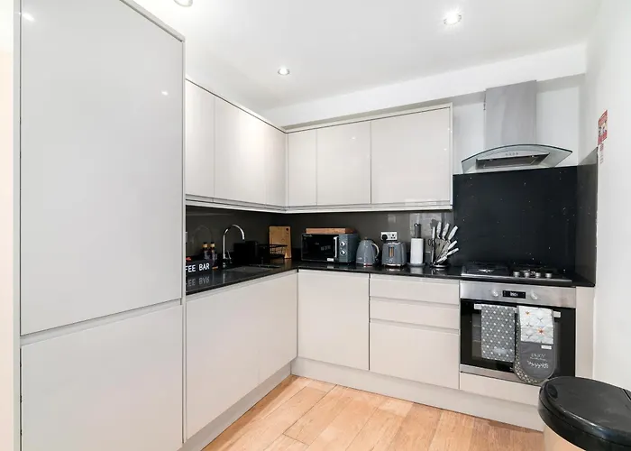 3-Bedroom House With 2 Living Rooms & Balcony Near Brick Lane, London