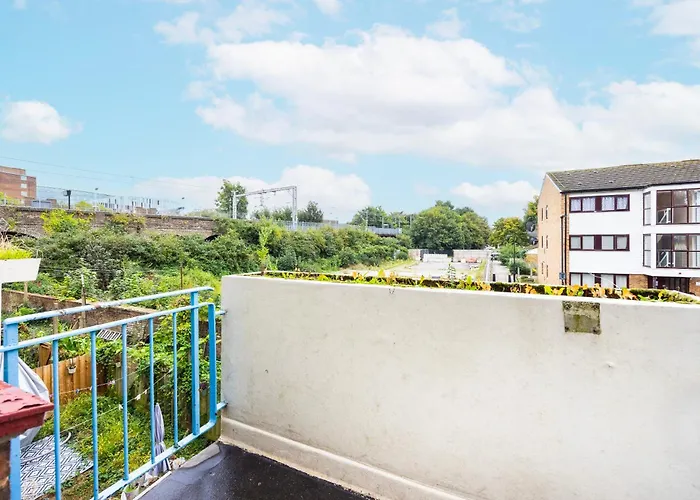 Garland Modern Close To Station 3 Bedroom City