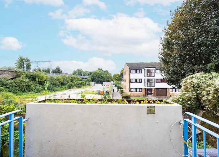 Garland Modern Close To Station 3 Bedroom City