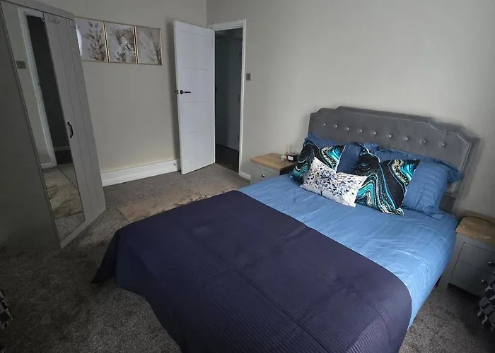 Contemporary & Spacious 1Bd - Fireplace With Modern Comforts