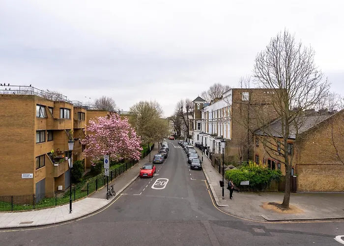 Modern, Fully Furnished With Ensuite, Private Balcony And Elevator In Notting Hill