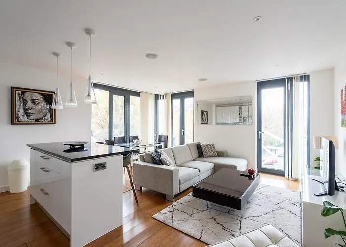 Modern, Fully Furnished With Ensuite, Private Balcony And Elevator In Notting Hill
