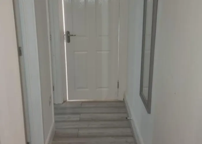 R J 2 Bedroom Apartment London
