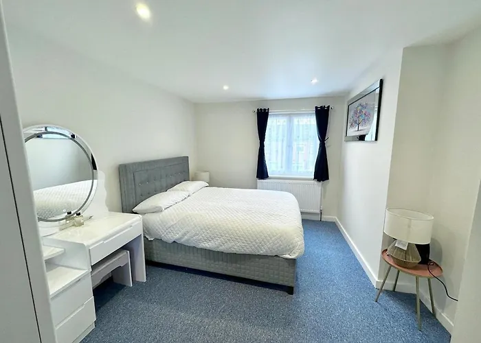 3Bed 2Bath House-Free Parking-Fast Wifi-Garden-Entire Home-2Mins From Train Station-Sleeps 6 London