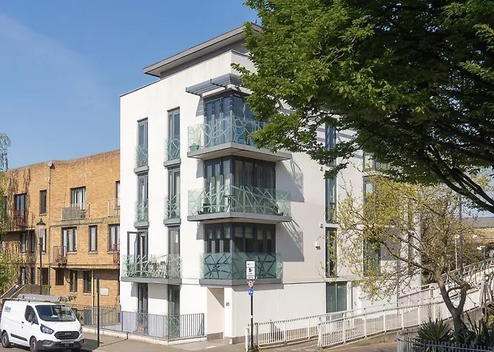 Modern, Fully Furnished With Ensuite, Private Balcony And Elevator In Notting Hill