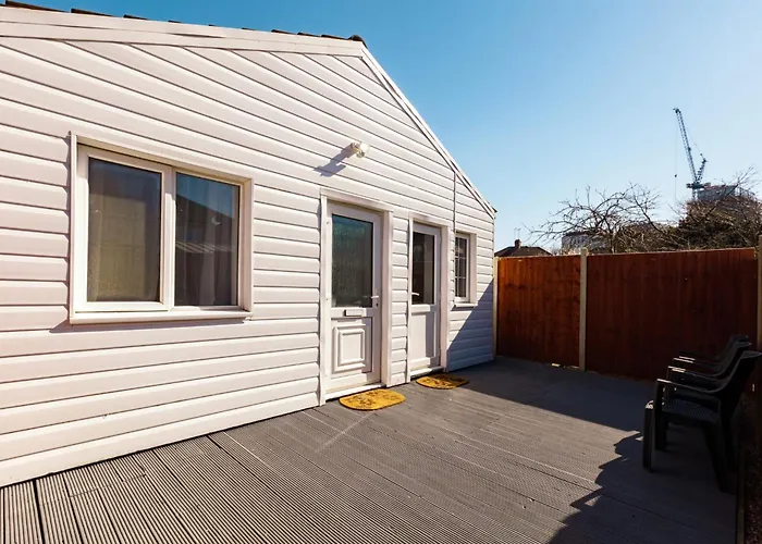 Stunning 2 Bedroom, 5 Min Walk To Hanger Lane Station By Stay Aura Short Term Lets London