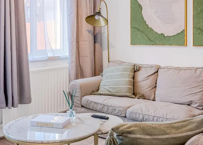 Stunning 2 Bedroom, 5 Min Walk To Hanger Lane Station By Stay Aura Short Term Lets London