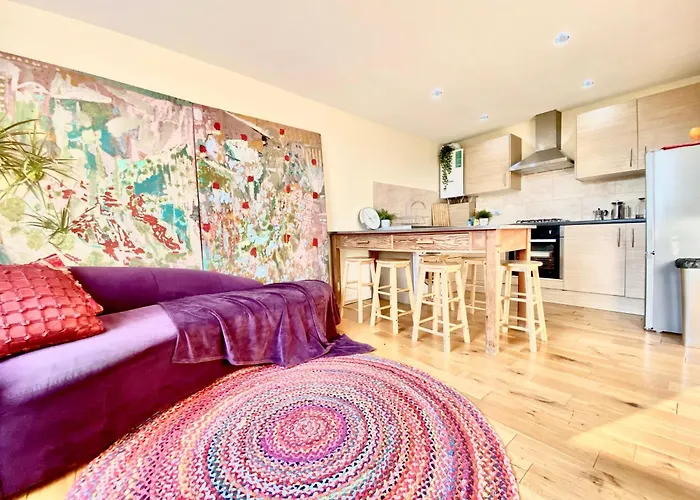 London'S Central East End 2 Bedroom City Apartments