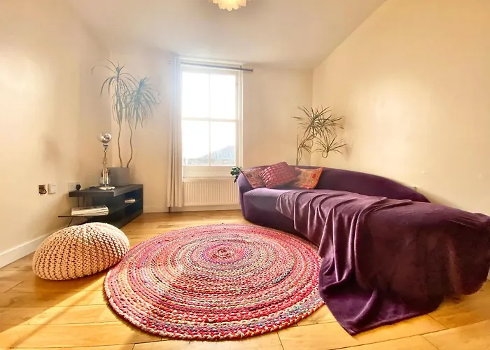 London'S Central East End 2 Bedroom City Apartments