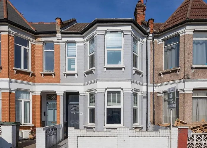 Modern 4 Bedroom House In Woodgreen
