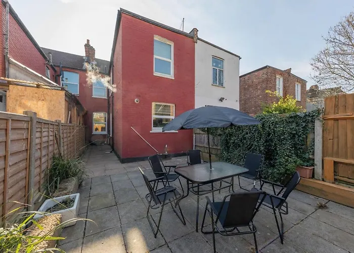 Modern 4 Bedroom House In Woodgreen