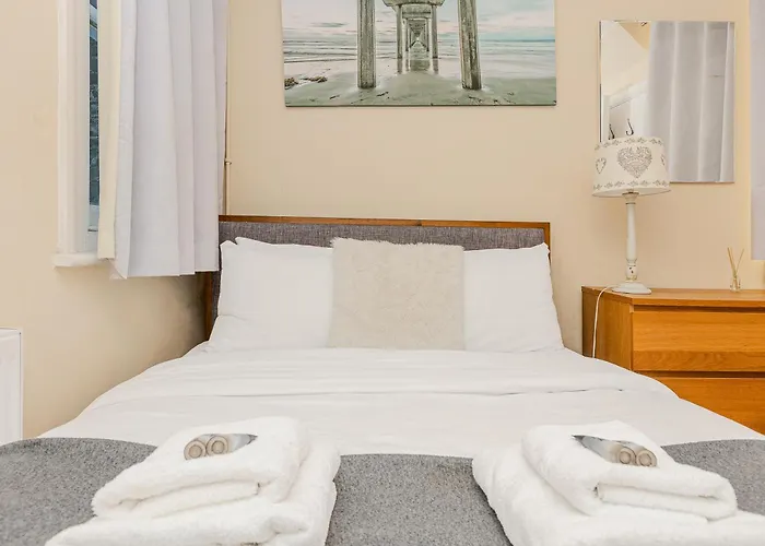Large & Comfortable Room In A Vintage Victorian House