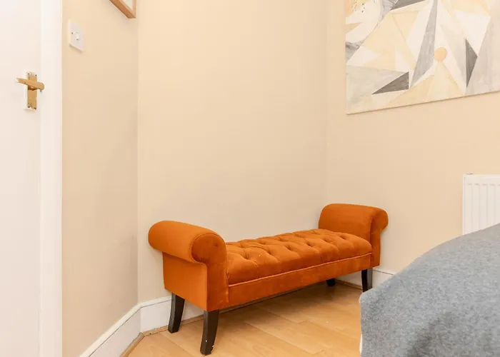 Large & Comfortable Room In A Vintage Victorian House