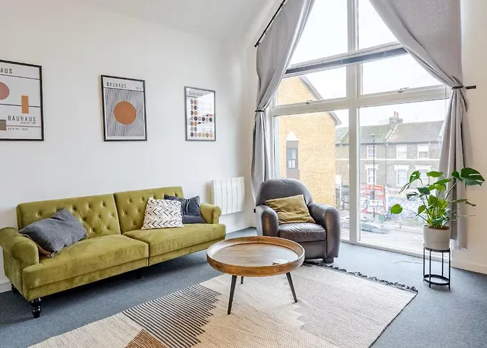 Loft And Light In London Apartment