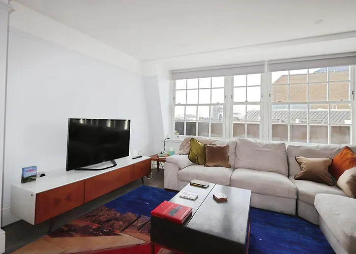 Large 3 Bedrm Apartment In Heart Of Theatre Land
