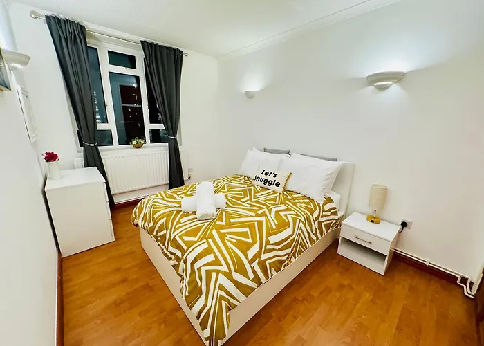 Vauxhall, River Thames, Big Ben Retreat, Central London Family Stay