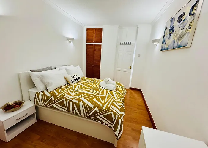 Vauxhall, River Thames, Big Ben Retreat, Central London Family Stay