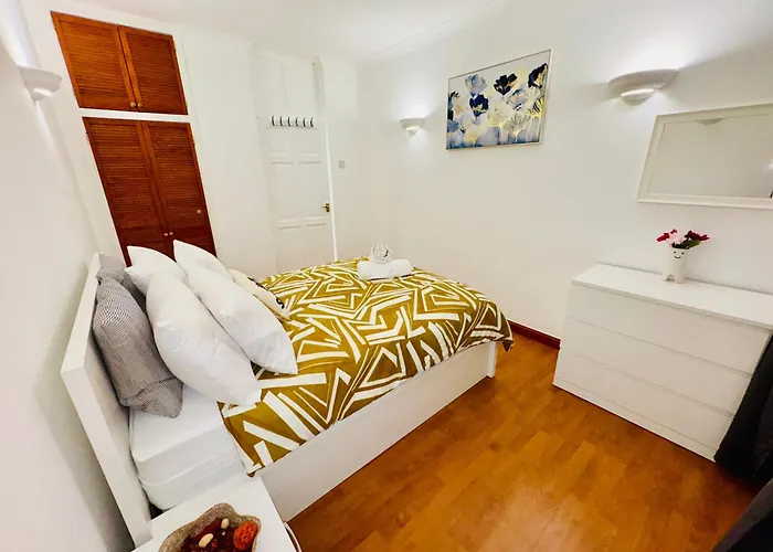 Vauxhall, River Thames, Big Ben Retreat, Central London Family Stay