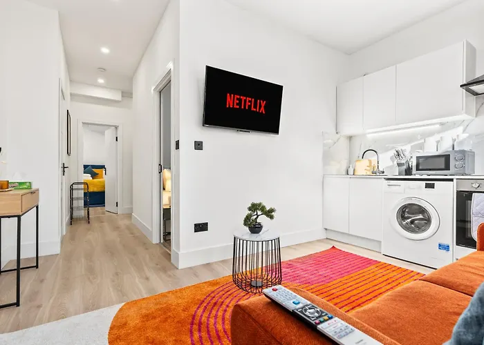 Modern Central 4 Bed - Free Parking