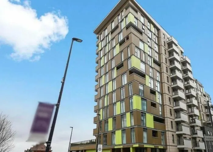 Stylish 2-Bed Flat With Parking Apartment London