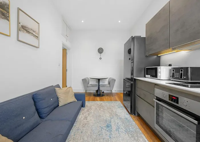 1 Bed In Stratford, London With Free Parking & Wi-Fi