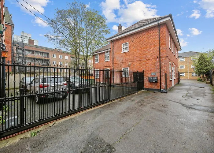 1 Bed In Stratford, London With Free Parking & Wi-Fi
