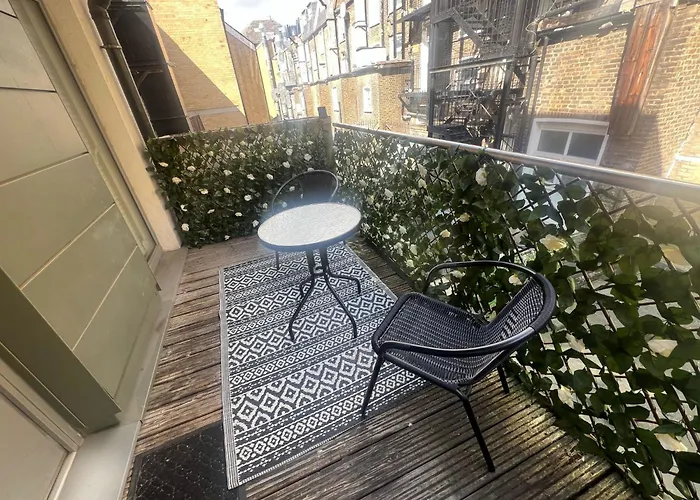 Modern 2 Bed 2 Bath Apartment Hyde Park London