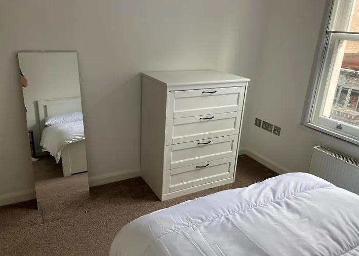 Cosy Modern 2 Bedroom Trafalgar Square Apartment