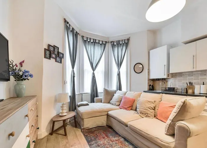 Ground Floor Sleeps 4, Zone 2 Close To Central Victoria Line