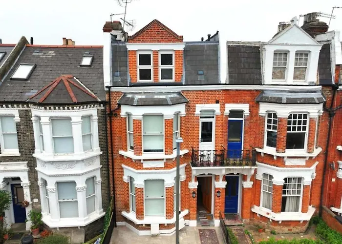 Penthouse Loft Suite In Putney, Ps5, 60"Tv, Netflix, Sleeps 6, Ideal For Relocators And Professionals