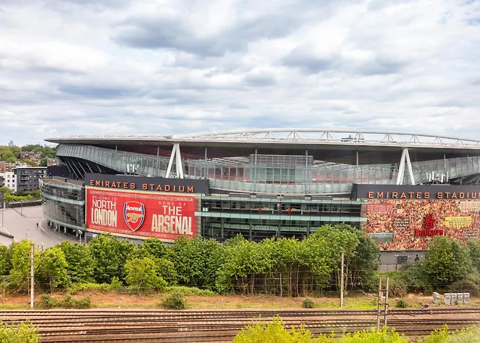 Stylish 2-Bed Retreat Steps From Emirates Stadium