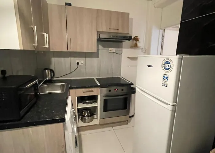 2 Bedroom Flat Ground Floor Nw1