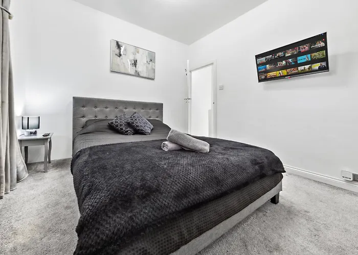 Bromley 2 Bed House With Free Parking, 30 Mins To Central London, Sleeps 6