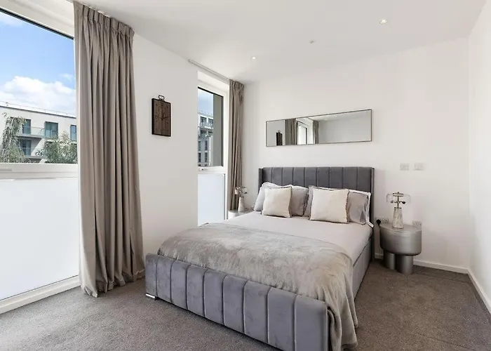 Luxury 2 Bed Apt In Olympic Village